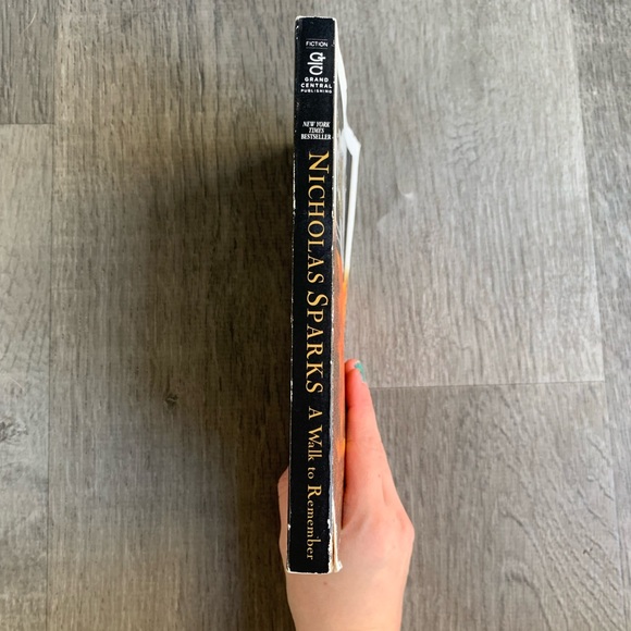 Nicholas Sparks A Walk to Remember Book - Picture 2 of 4